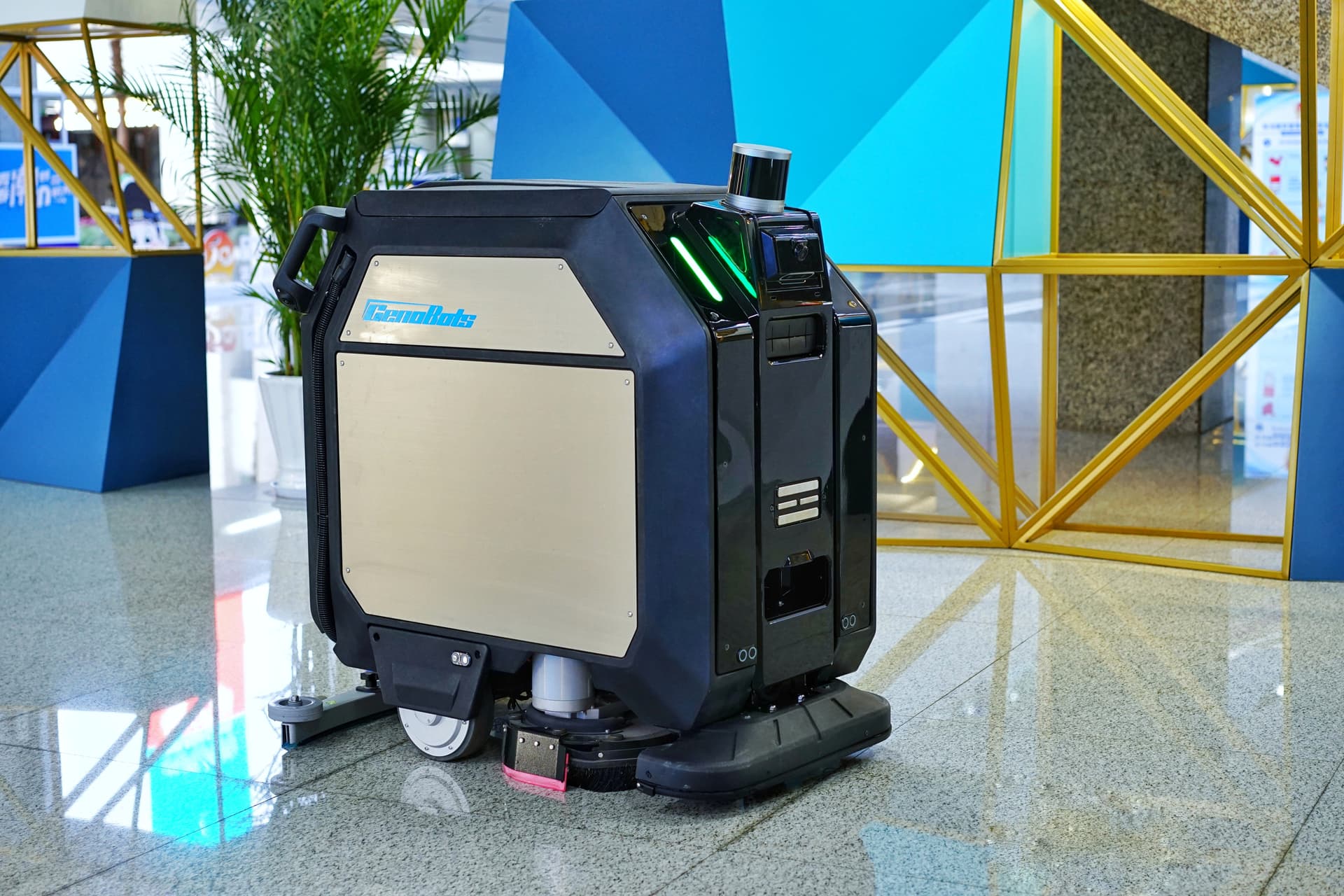CenoBots L50 Scheuersaugroboter bei der autonomen Reinigung