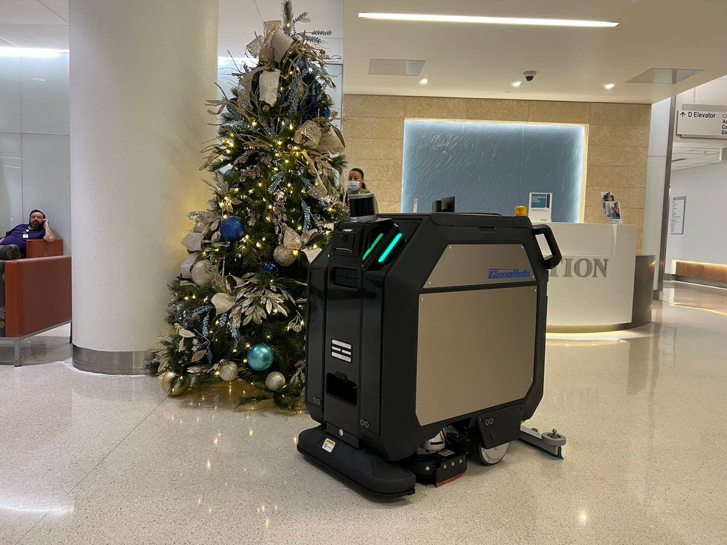 CenoBots L50 Scheuersaugroboter reinigt autonom einen Boden