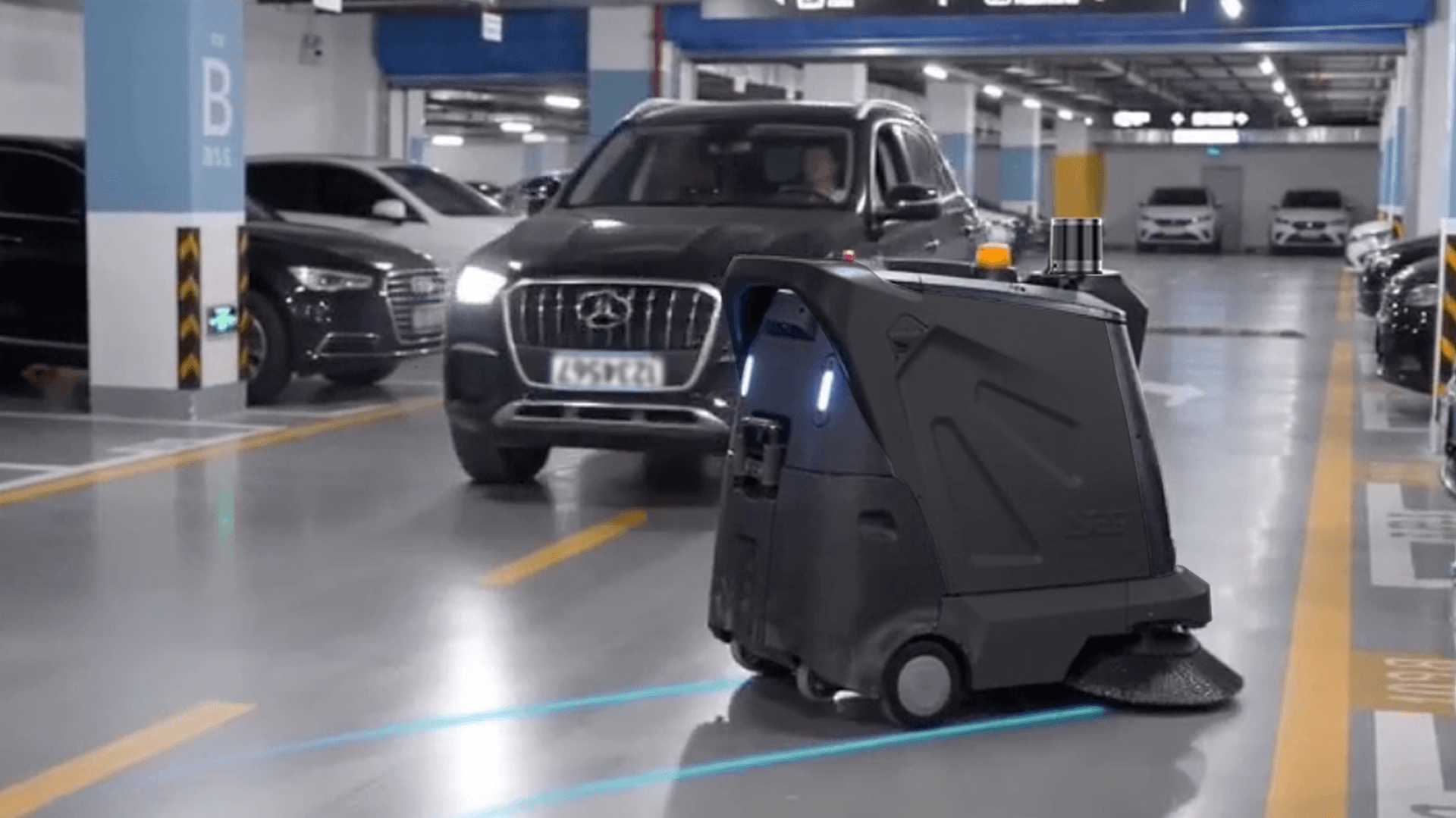 CenoBots S5 Kehrsaugroboter mit Fahrzeug- und Gabelstapler-Erkennung