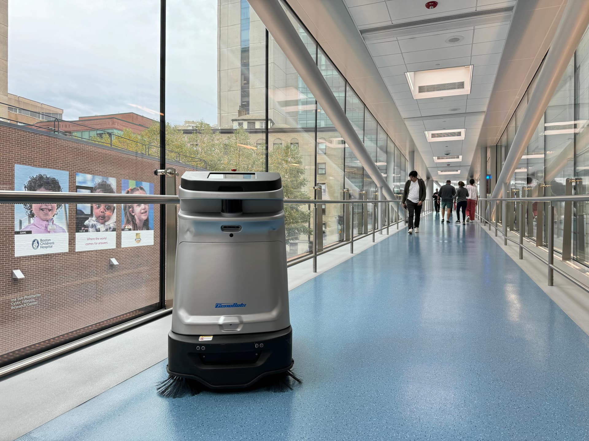 CenoBots SP50 Kehrroboter bei der blitzschnellen Hindernisumgehung