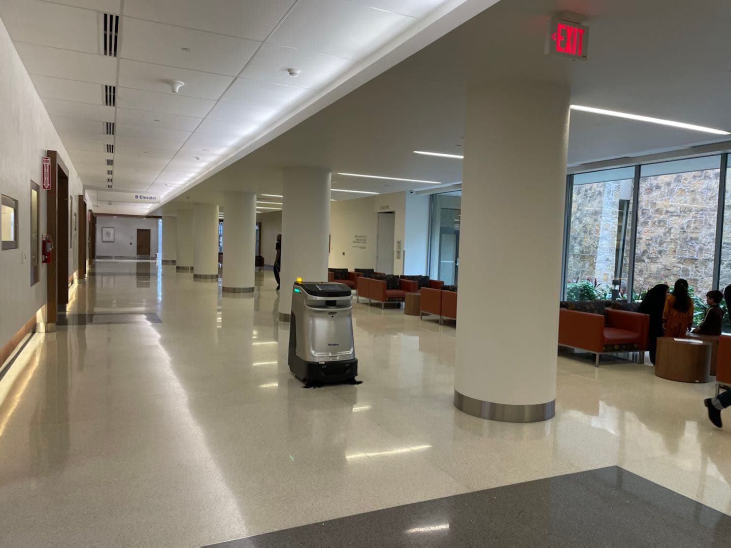 CenoBots SP50 Kehrroboter bei der autonomen Bodenreinigung im Gewerbe