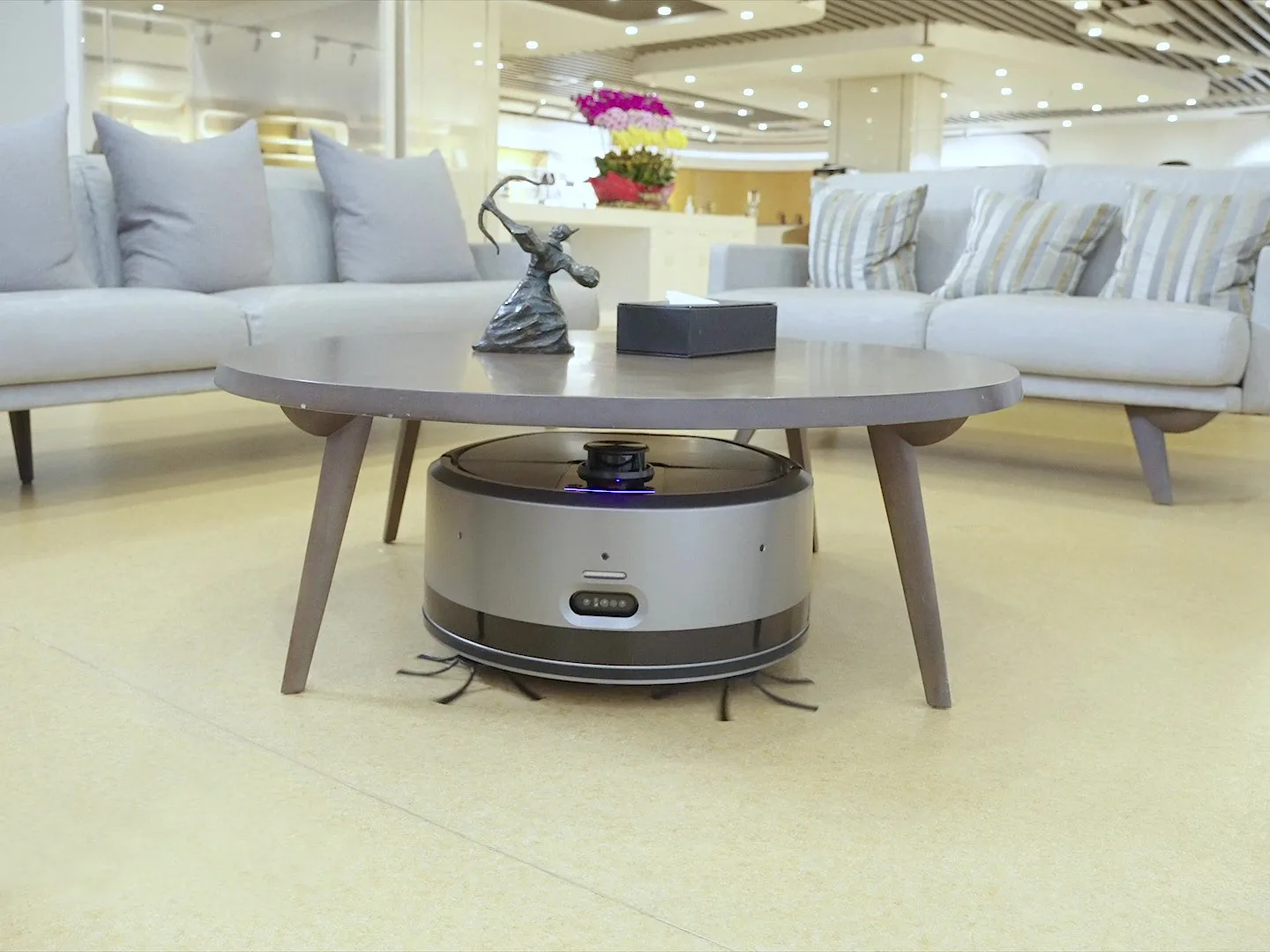 RV3 Reinigungsroboter im Einsatz in einer Hotellobby